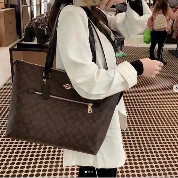 NWT - Only 1 Left- COACH Gallery Tote In Signature Canvas -Beautiful and Useful - Picture 14 of 16